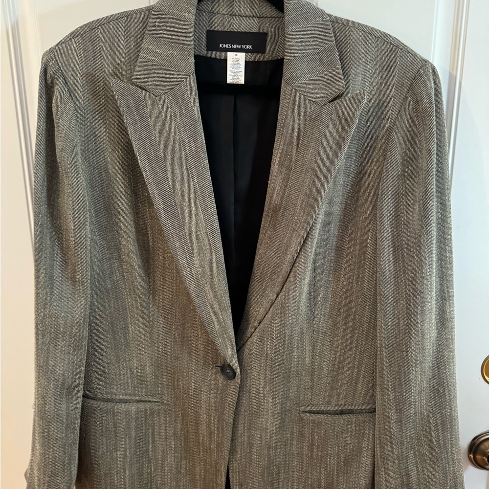 Jones New York Women’s used Blazer Size 16.